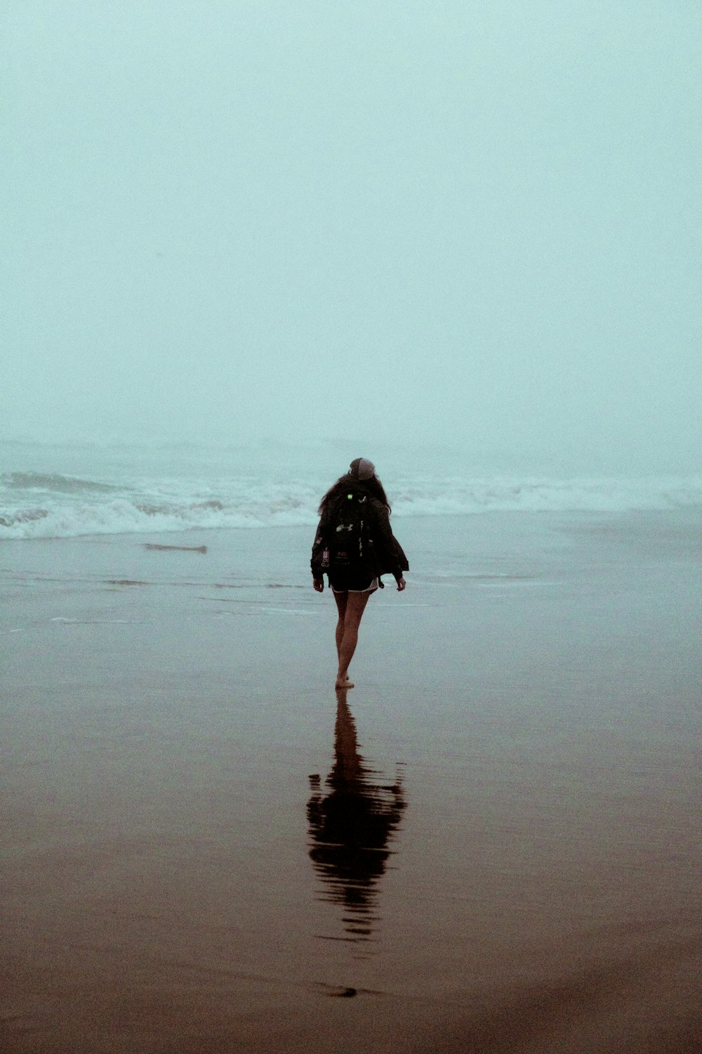 Mujer caminando cerca del cuerpo de agua