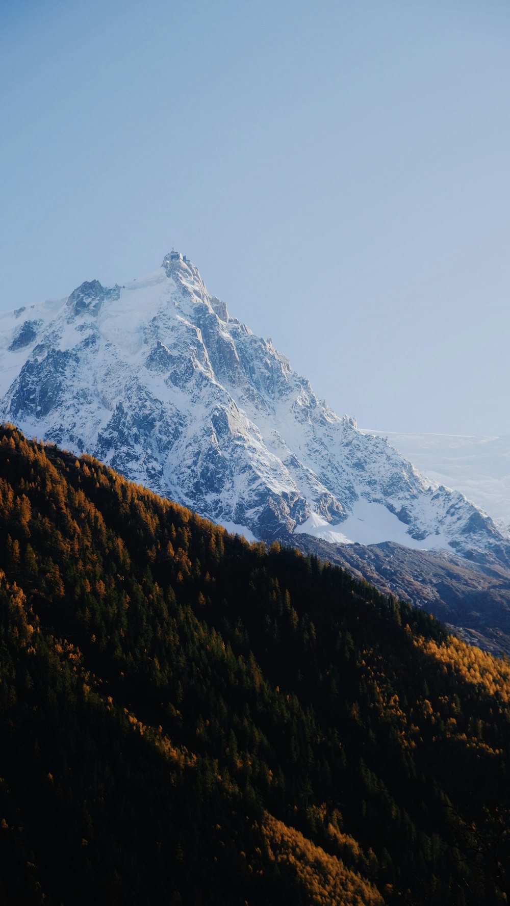 montagna coperta di neve durante il giorno