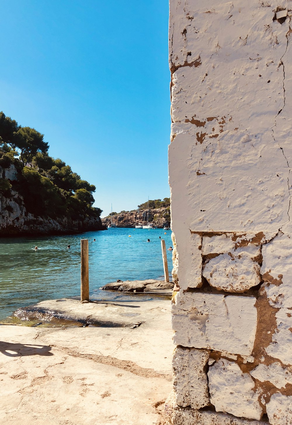 specchio d'acqua del facig del muro di cemento