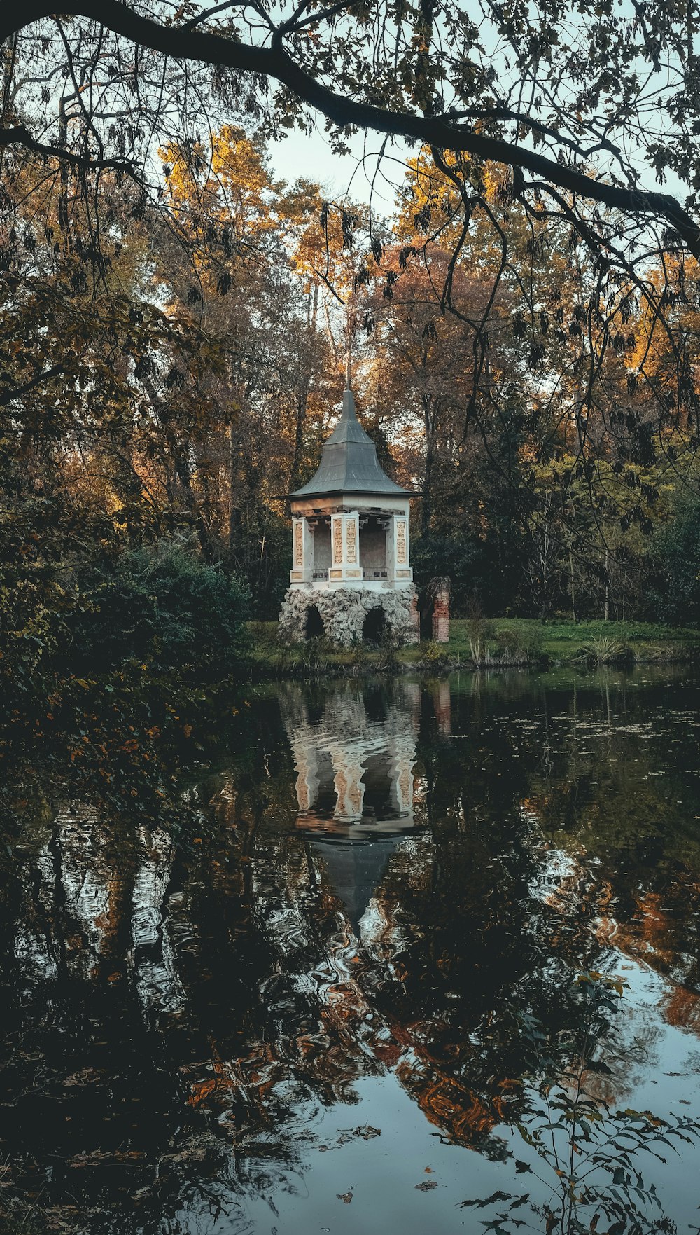 Pagoda blanca frente a la masa de agua