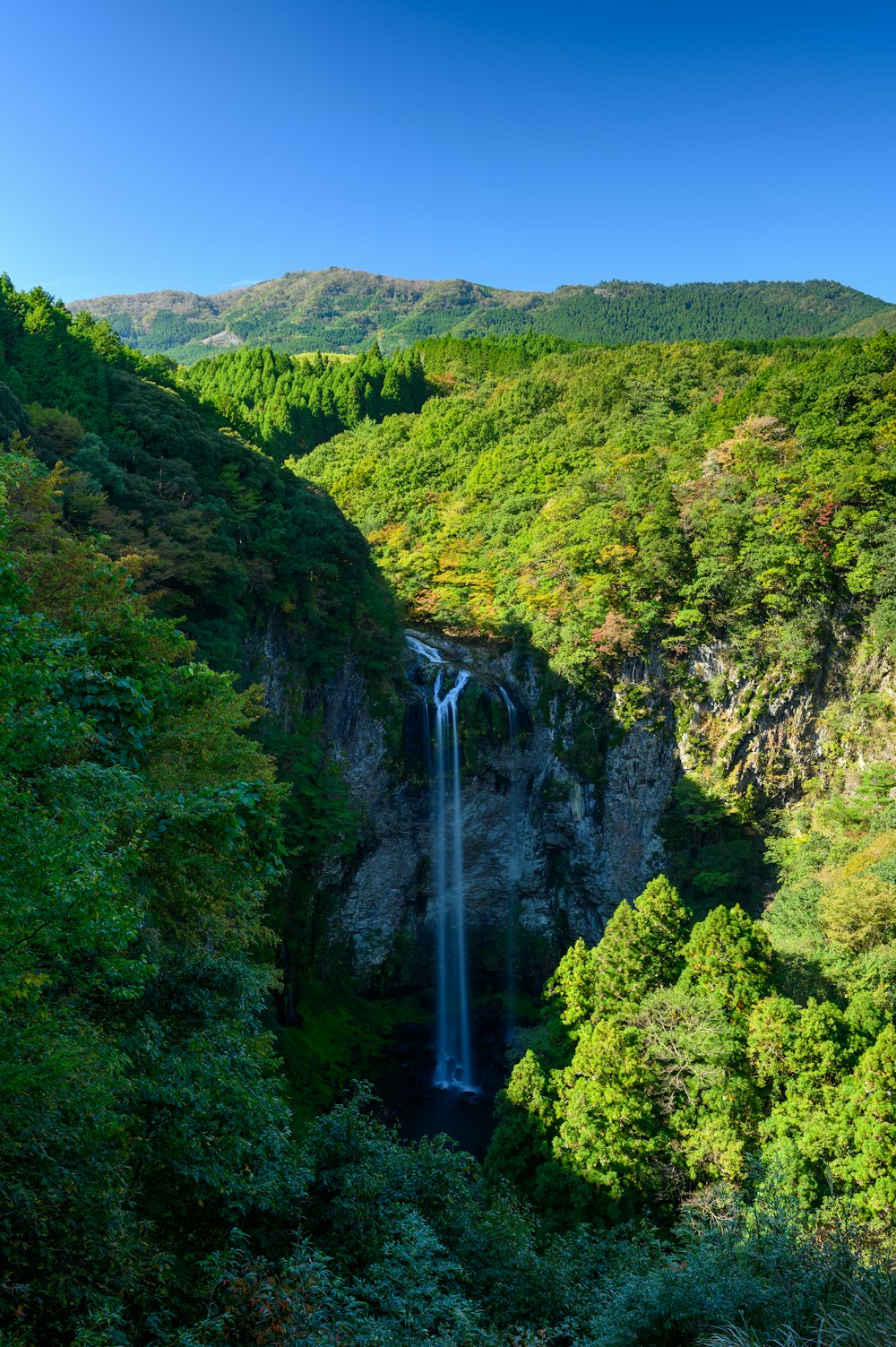 en la foto lejana de las cascadas