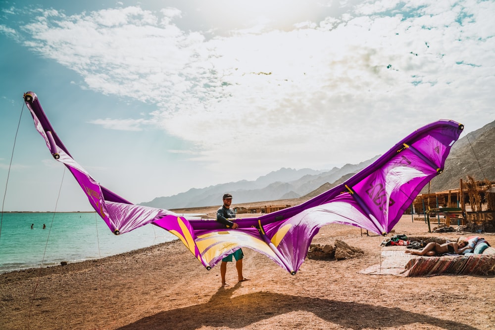 personne tenant un parachute ascensionnel violet