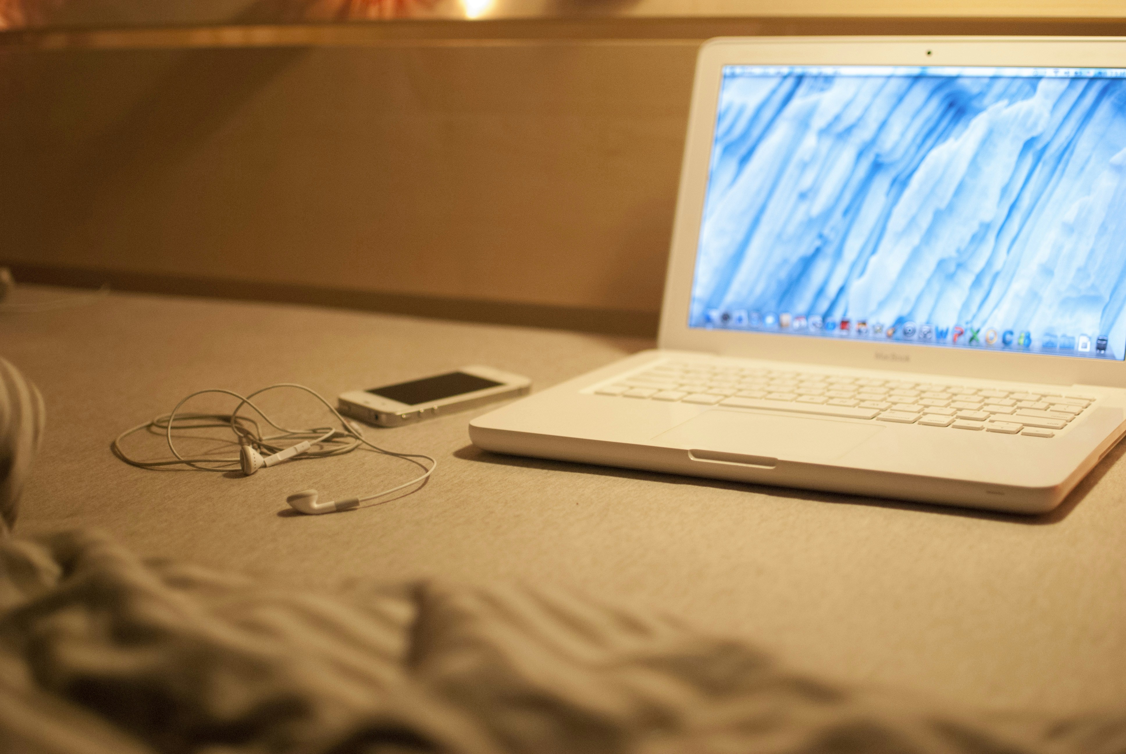 MacBook putih di atas meja abu-abu