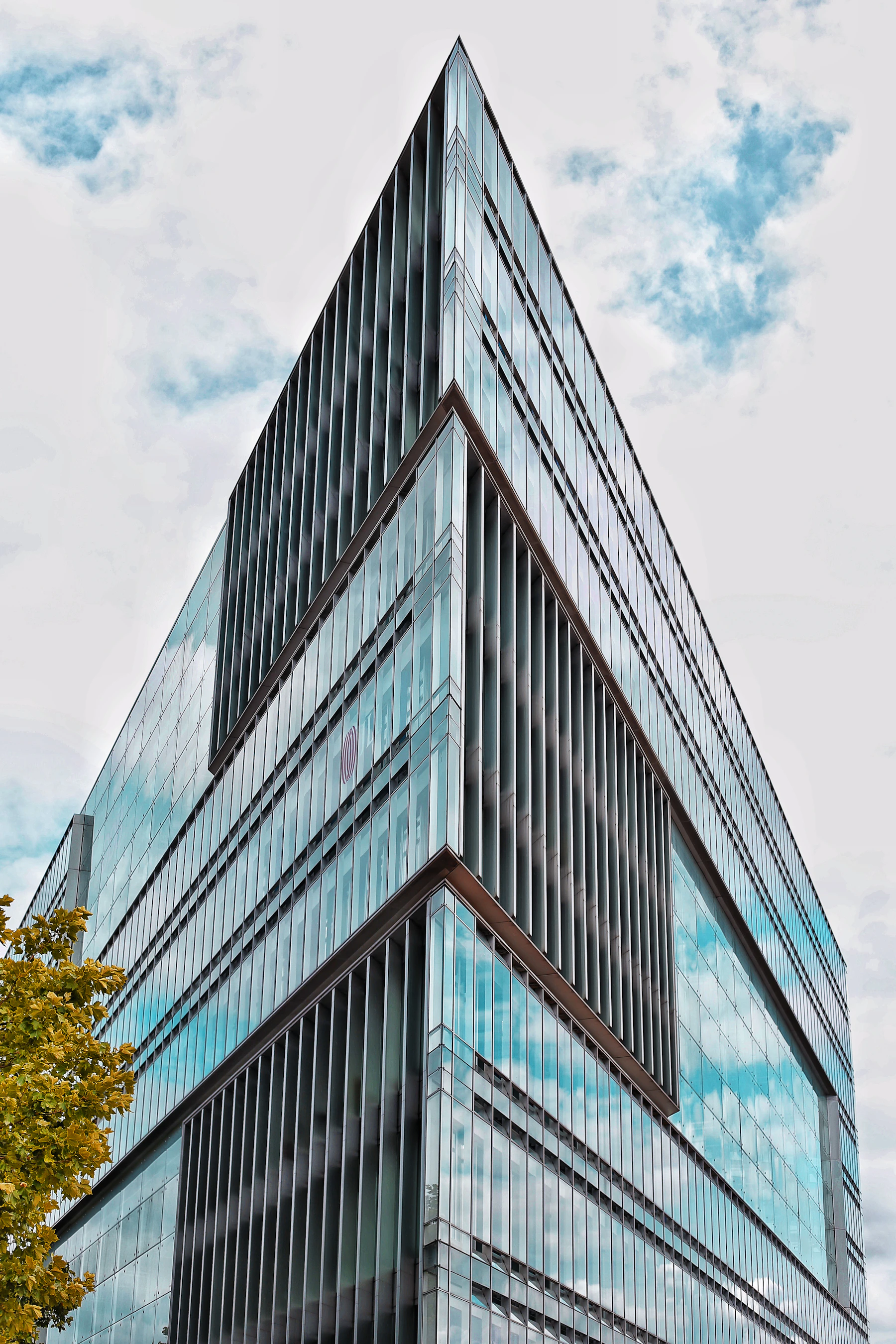 Ilustrasi arsitektur gedung perkantoran modern