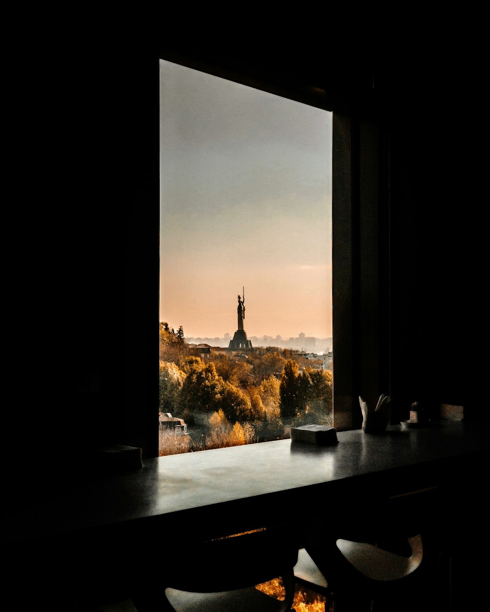 Table en bois noir près du panneau de la fenêtre