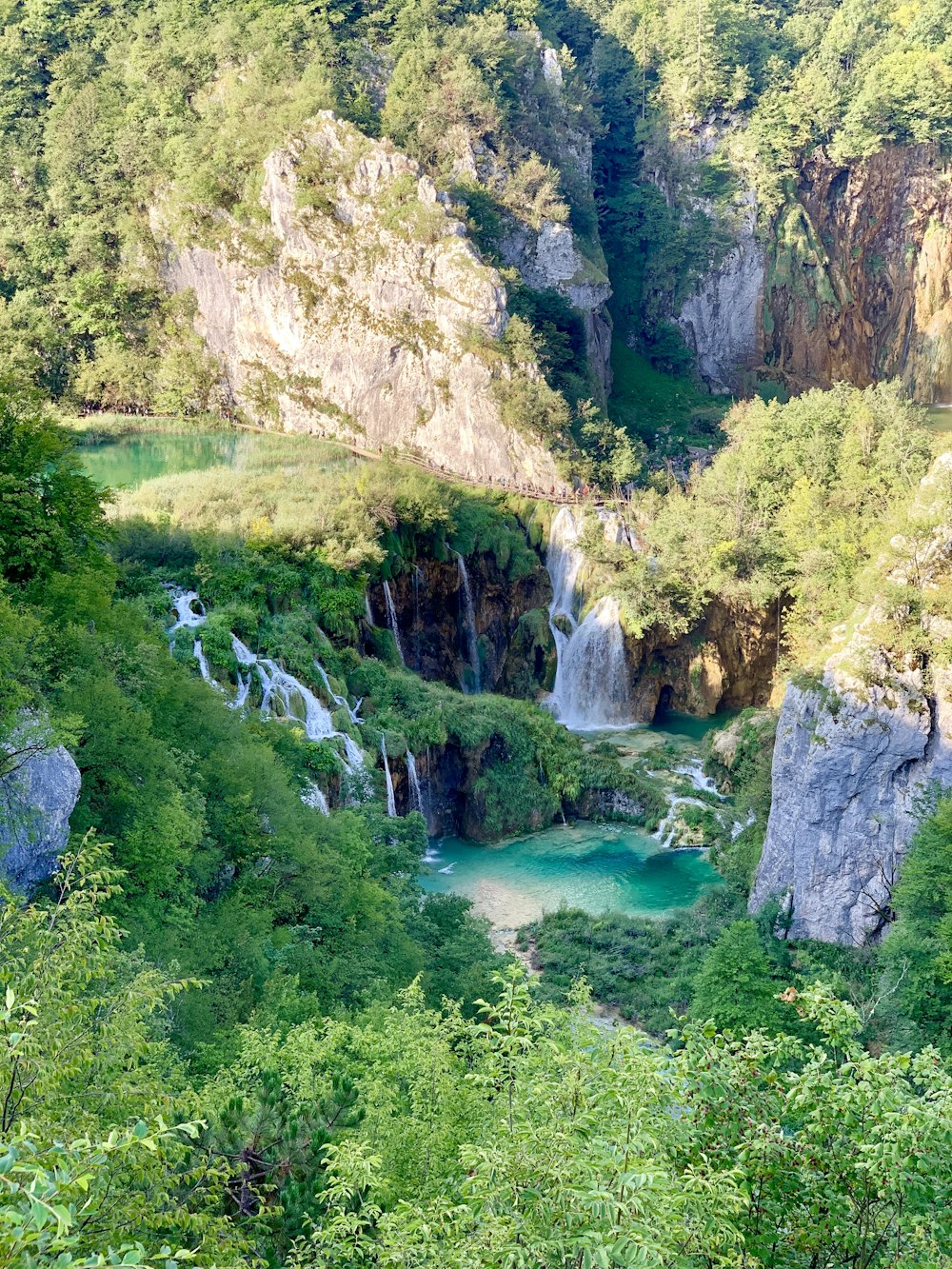 Fotografía aérea de cascadas que fluyen