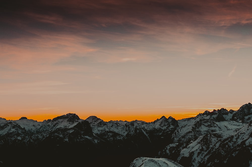 paisaje helado de la puesta del sol de la montaña