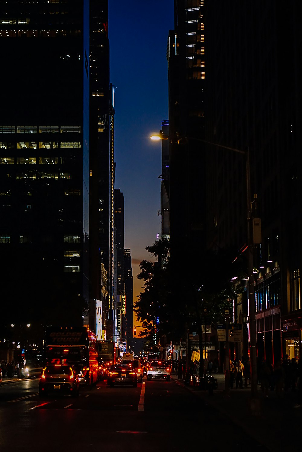 夜は交通量の多い街の通り