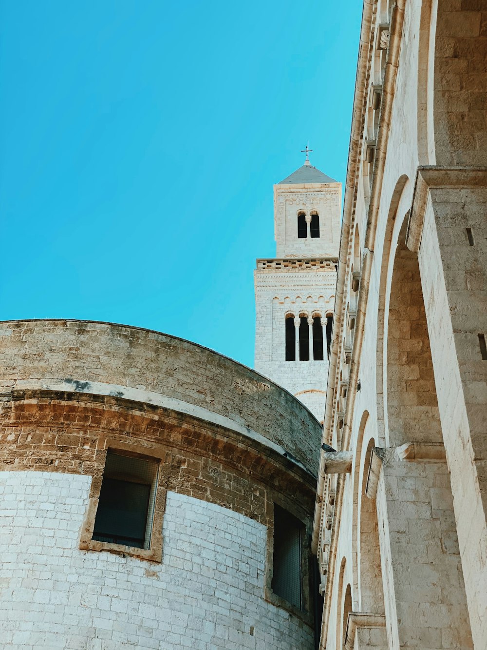 edificio in cemento marrone e bianco