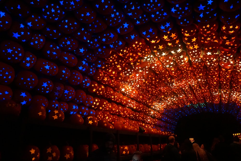 주황색과 파란색 LED 조명 터널 장식