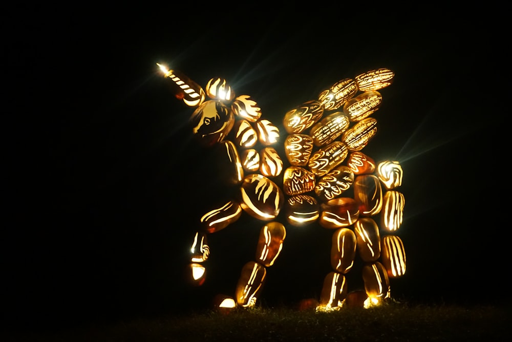 Estatua de unicornio iluminada
