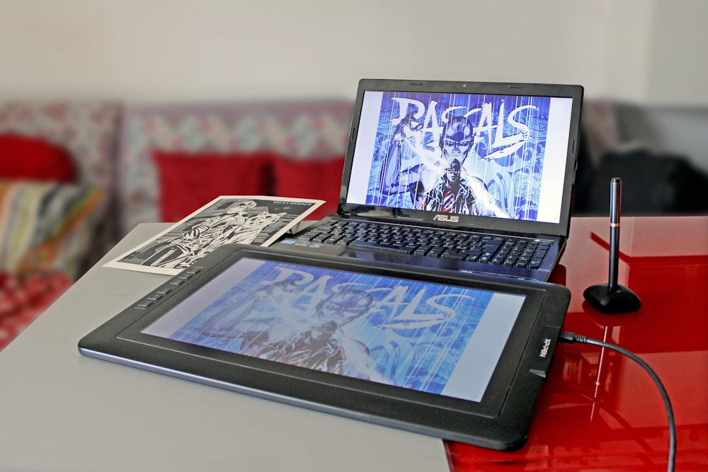 회색 태블릿 컴퓨터 및 Asus 노트북