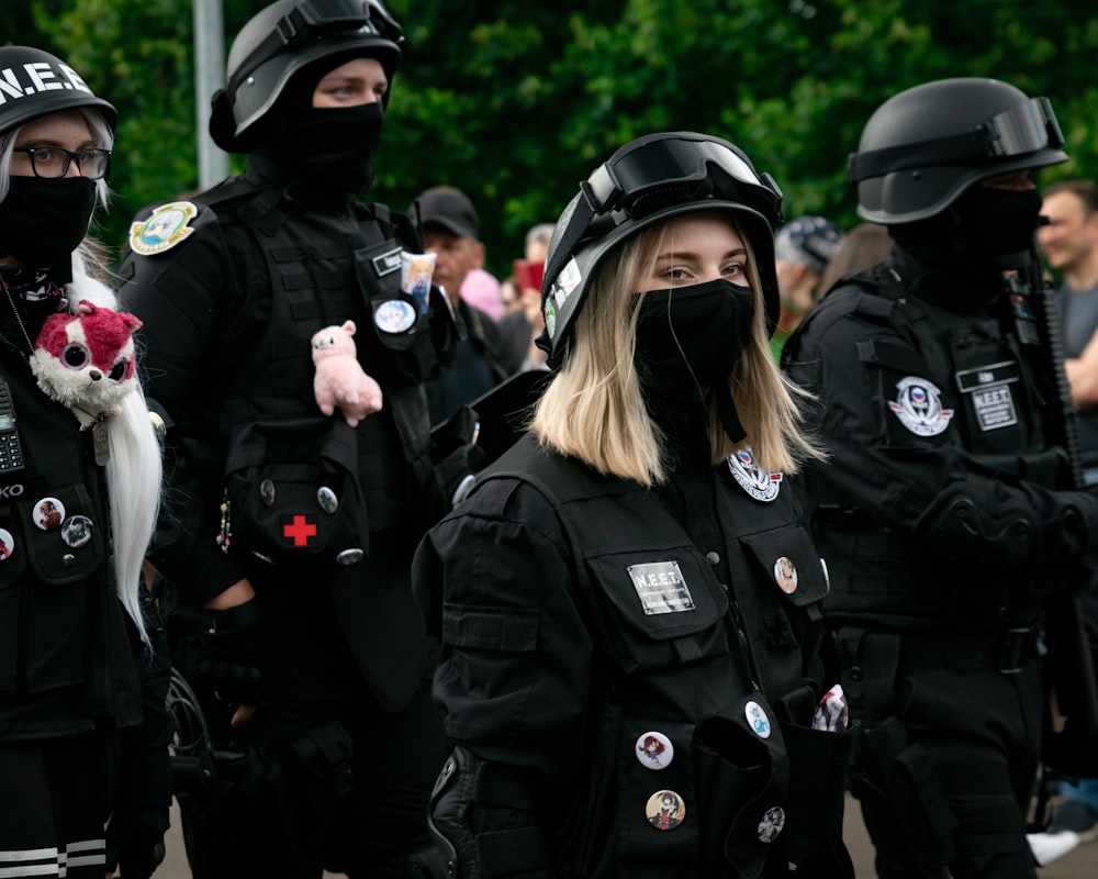 Femme en uniforme noir