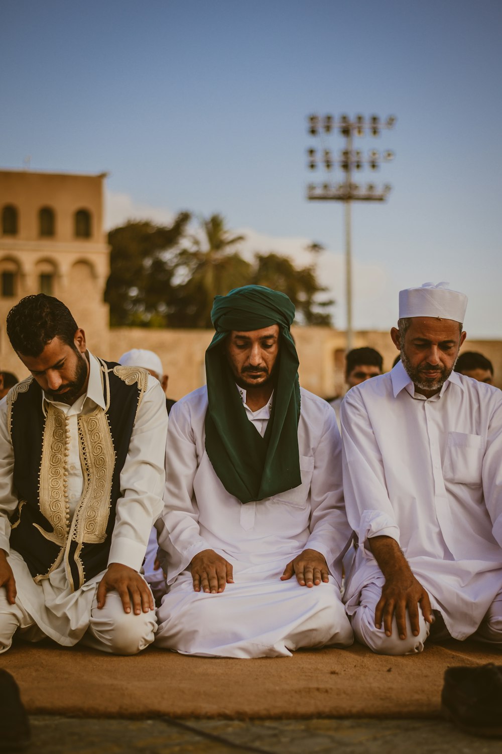 hommes assis sur un tapis brun