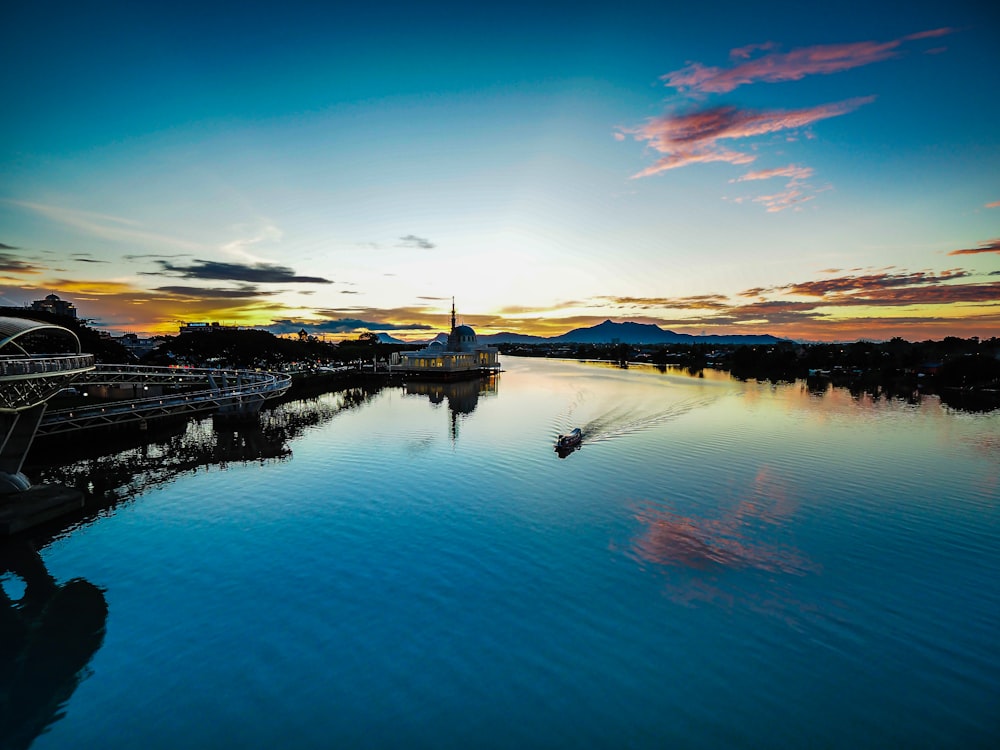 specchio d'acqua e barca