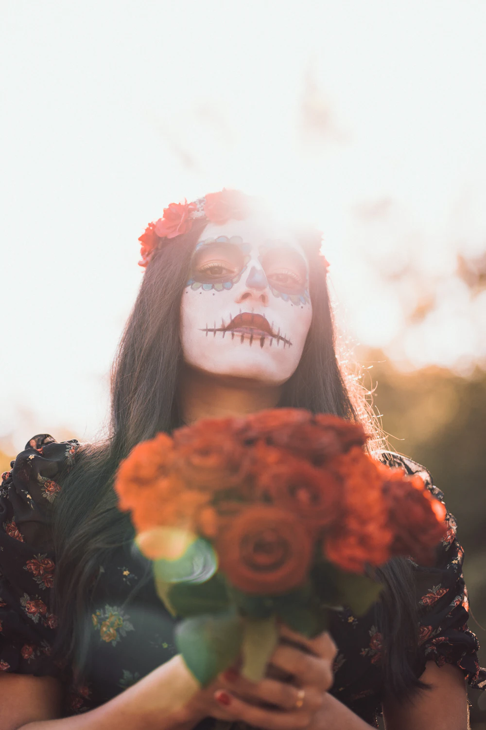 Persona con maquillaje de catrina para el Día de Muertos