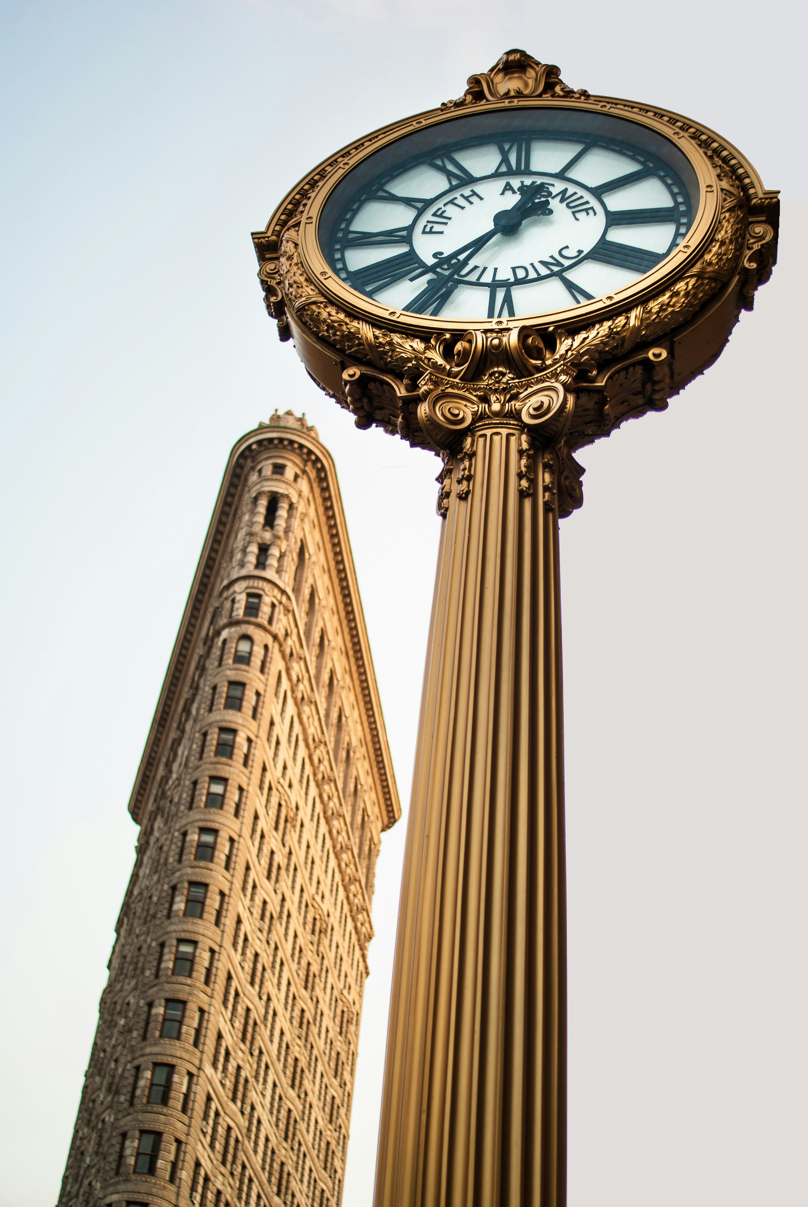 ニューヨークのフラットアイアンビルのローアングル写真