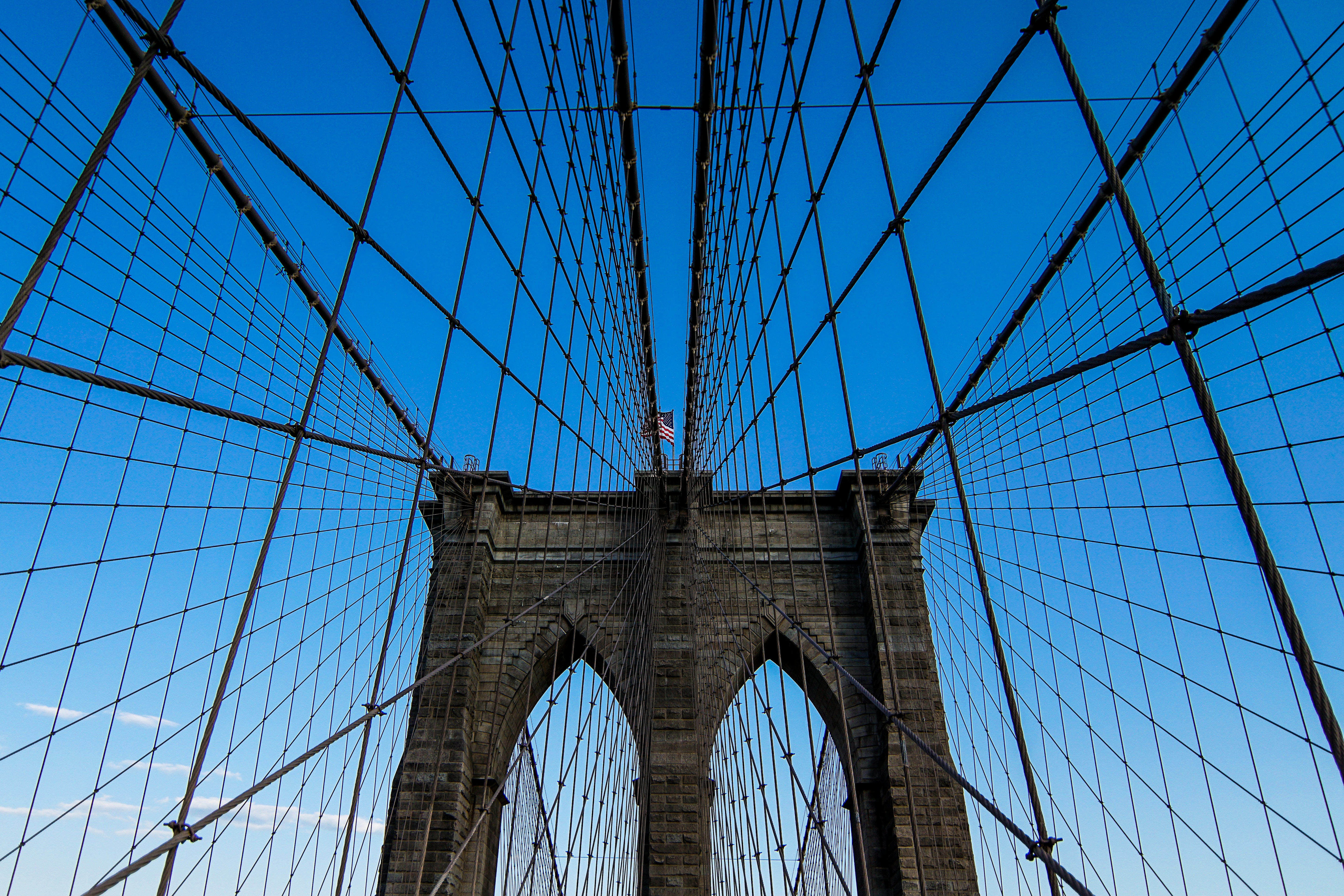 昼間の青と白の空に映えるニューヨークのブルックリン橋