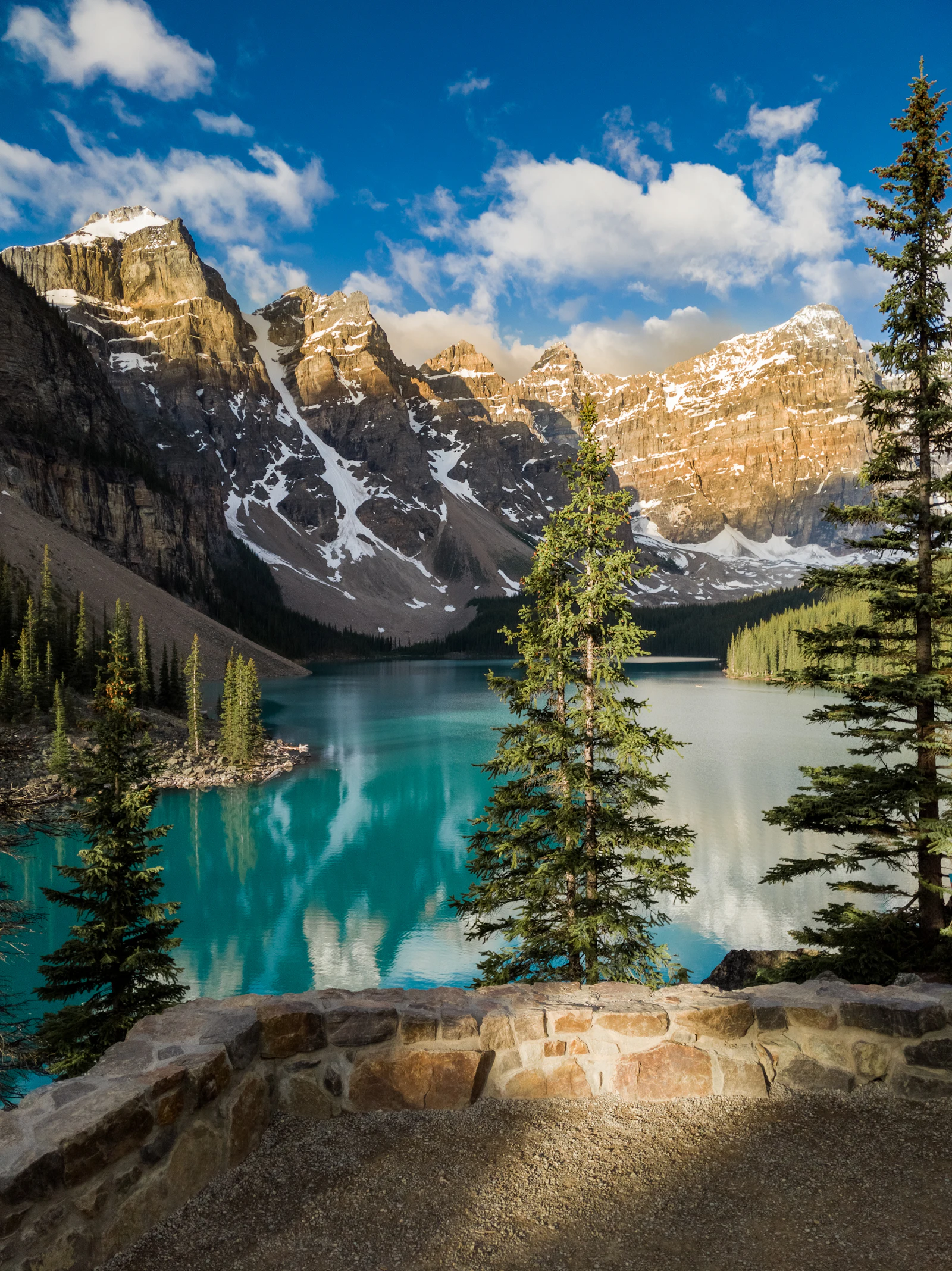 Lac glaciaire turquoise au pied de sommets rocheux (image d'illustration, lac Moraine, Canada)