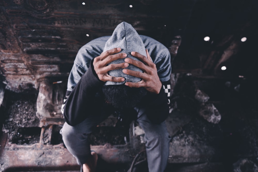 man wearing grey pullover hoodie