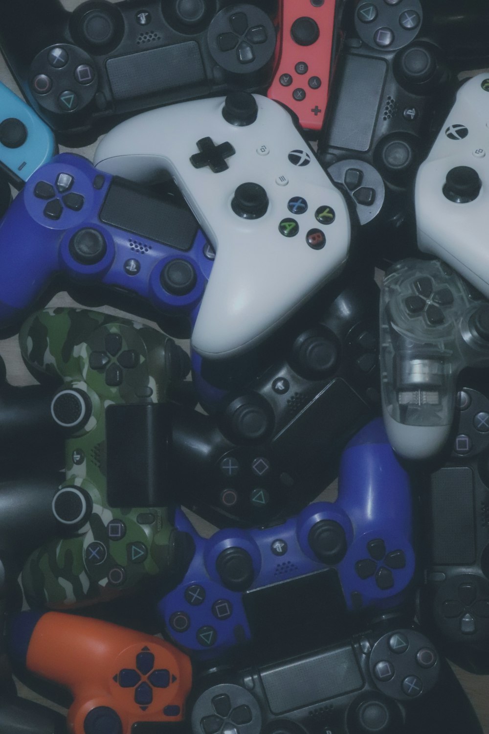 다양한 색상의 Xbox 및 Sony Playstaion 게임 컨트롤러 로트