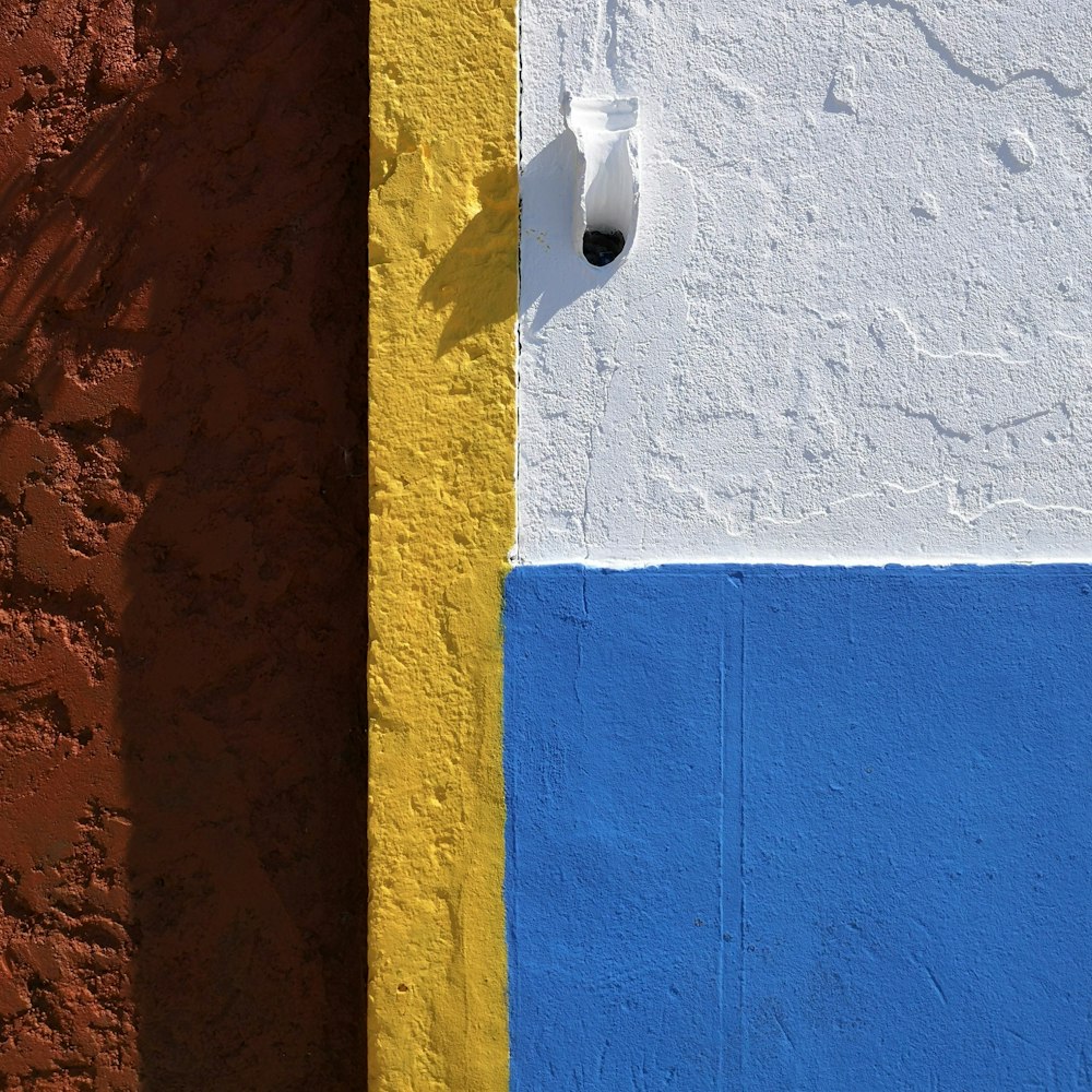 parede pintada branca, azul e amarelo