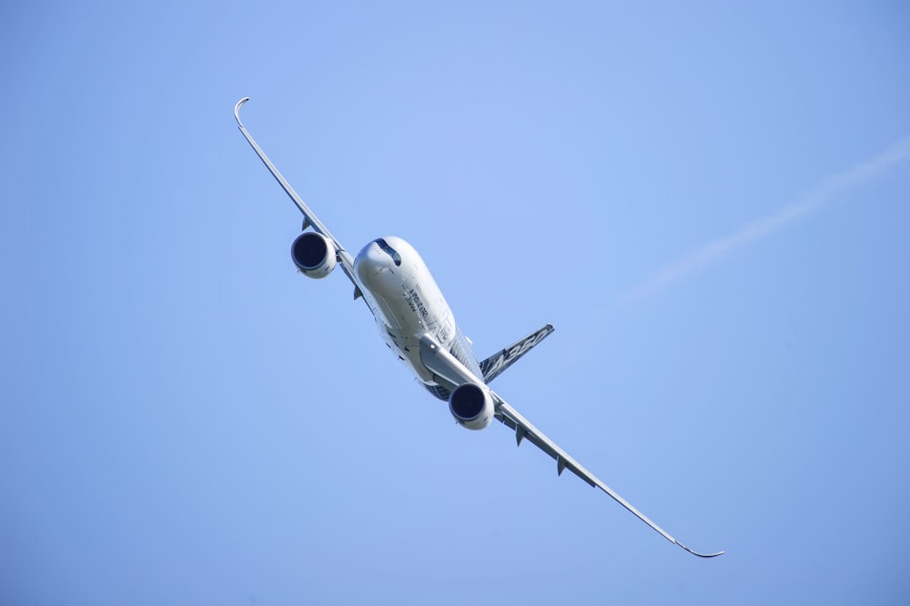 white air liner photograph