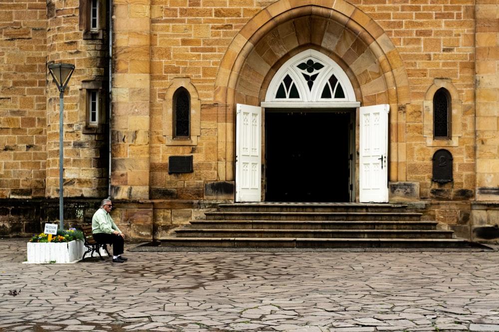 homme assis sur une chaise marron