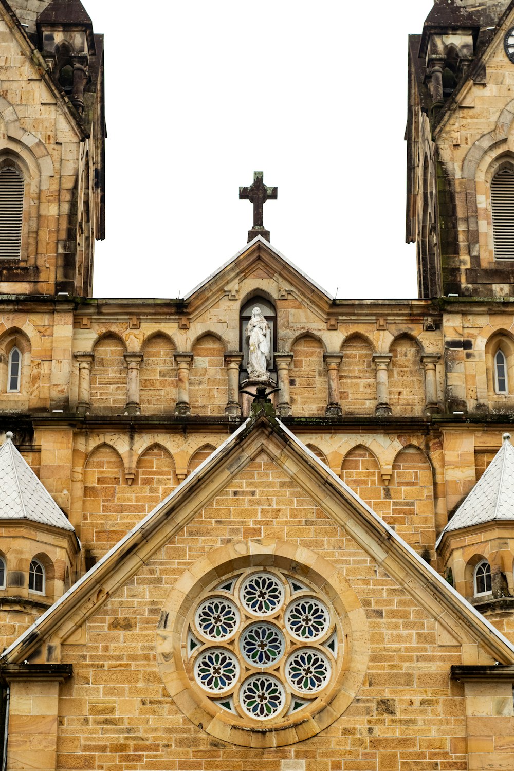 Photographie d’architecture de la cathédrale brune