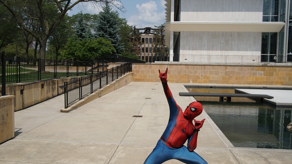 quadricottero nero sopra la persona che indossa il costume di Spider-Man