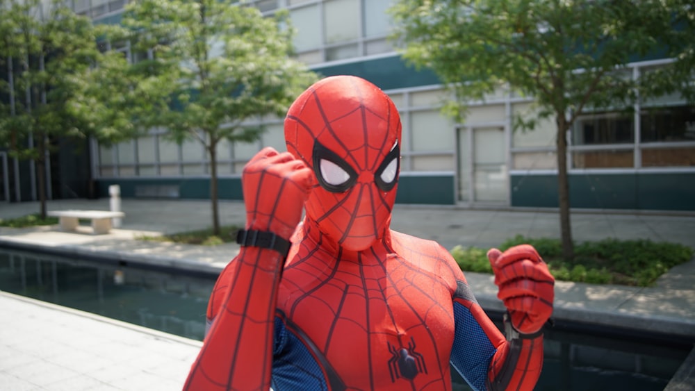 Spider-Man cerca de un edificio blanco