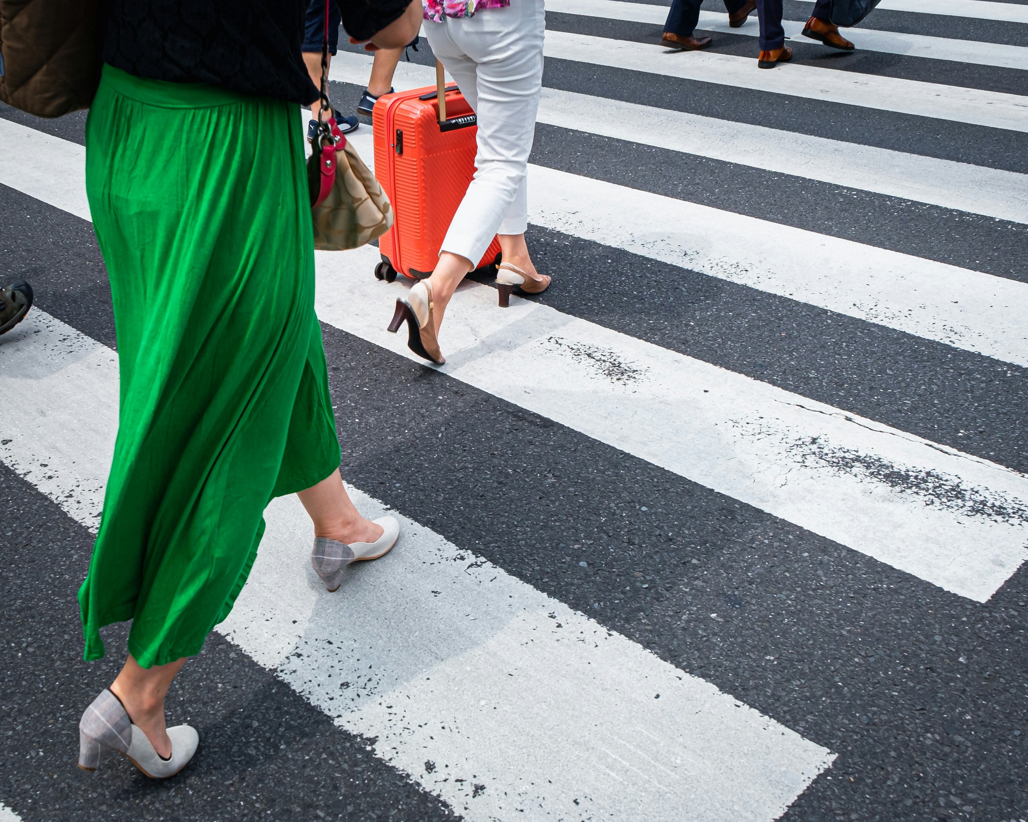 横断歩道を歩く人々