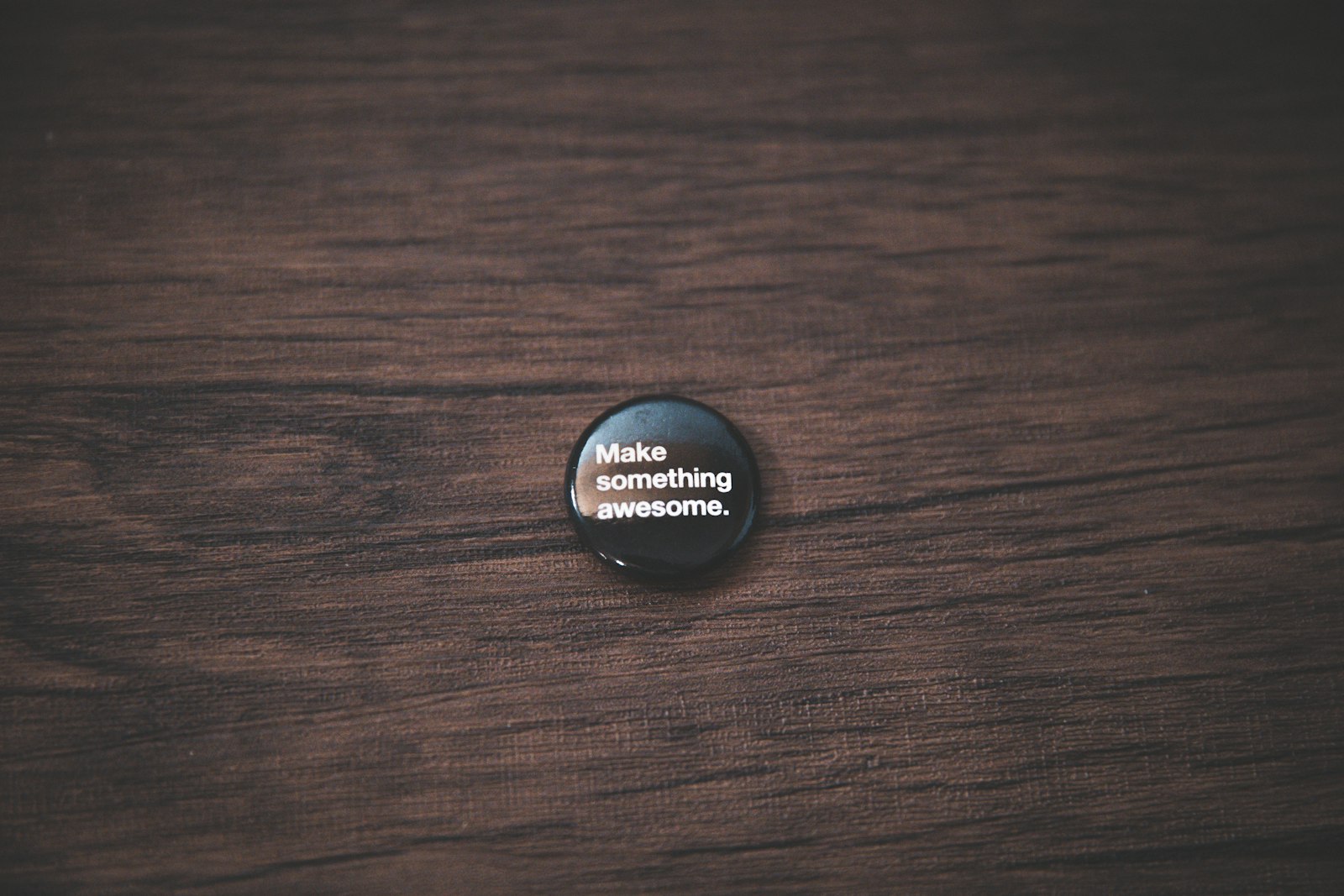 DT 0mm F0 SAM sample photo. Round printed button photography