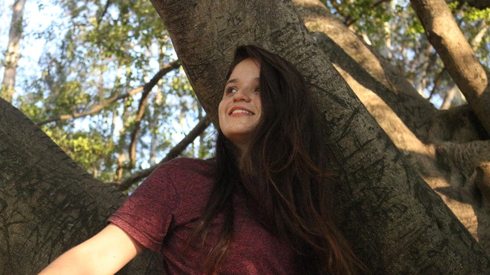 femme debout près de l’arbre