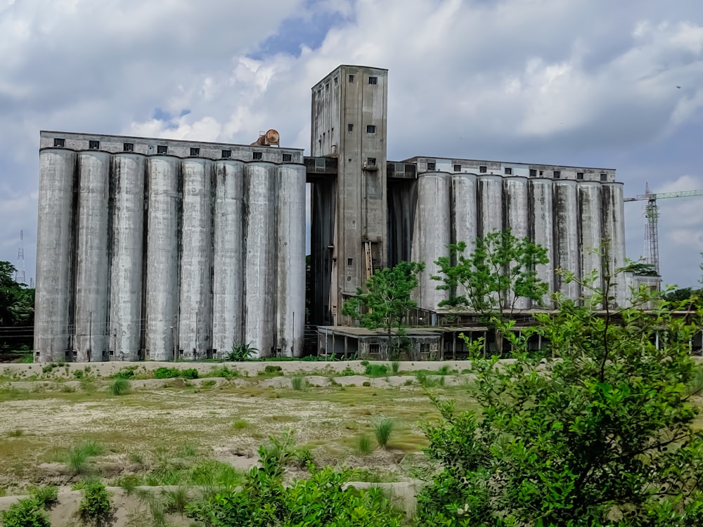 foto do edifício de concreto