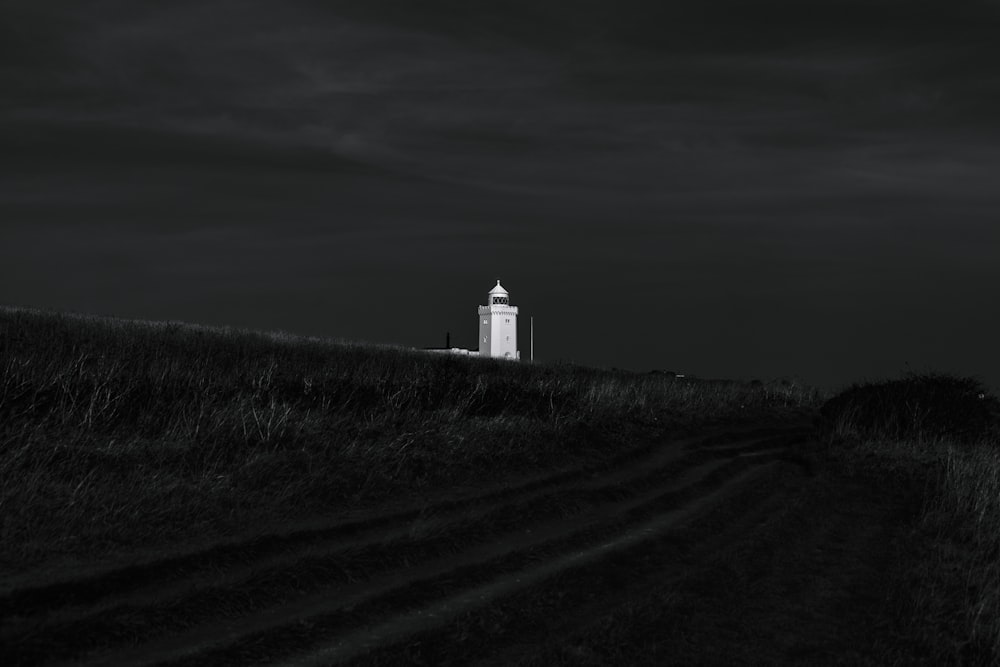 Bâtiment avec de la lumière la nuit