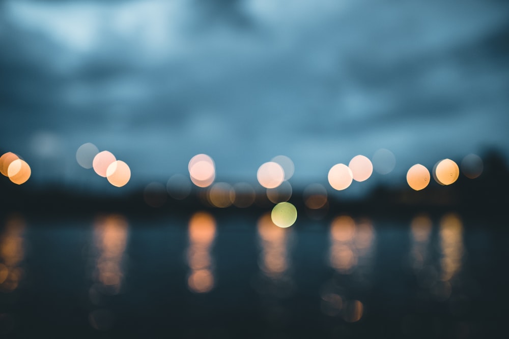 a blurry photo of lights reflecting in the water