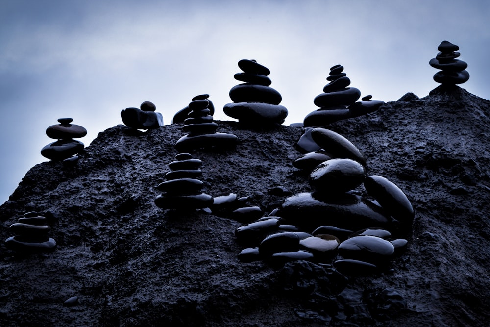 Fotografía de ángulo bajo de una pila de piedras