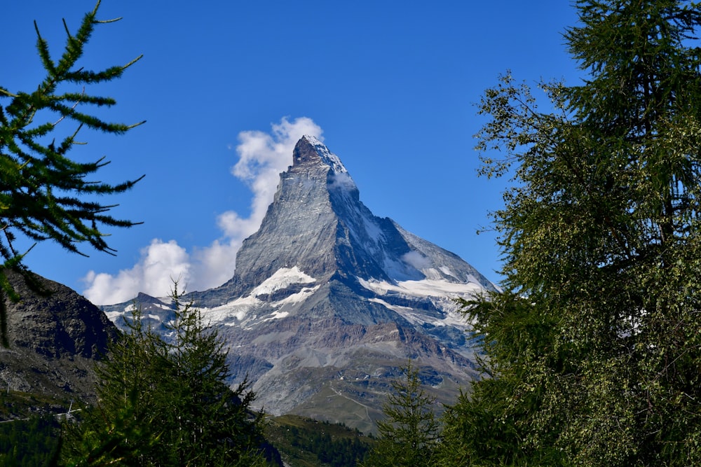 Berg unter blauem Himmel