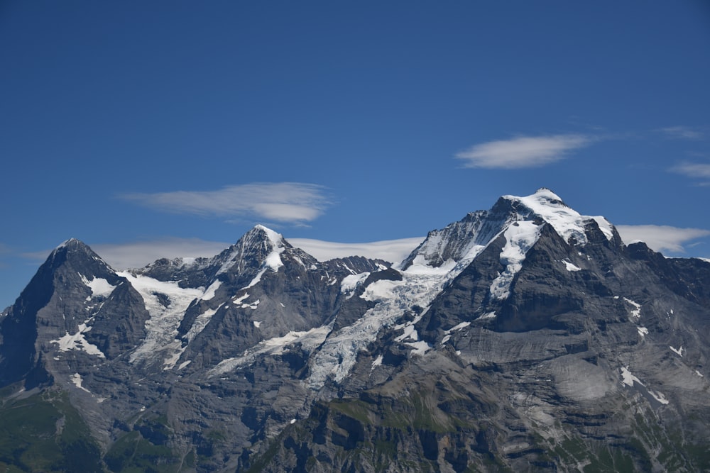 montanha coberta de neve durante o dia