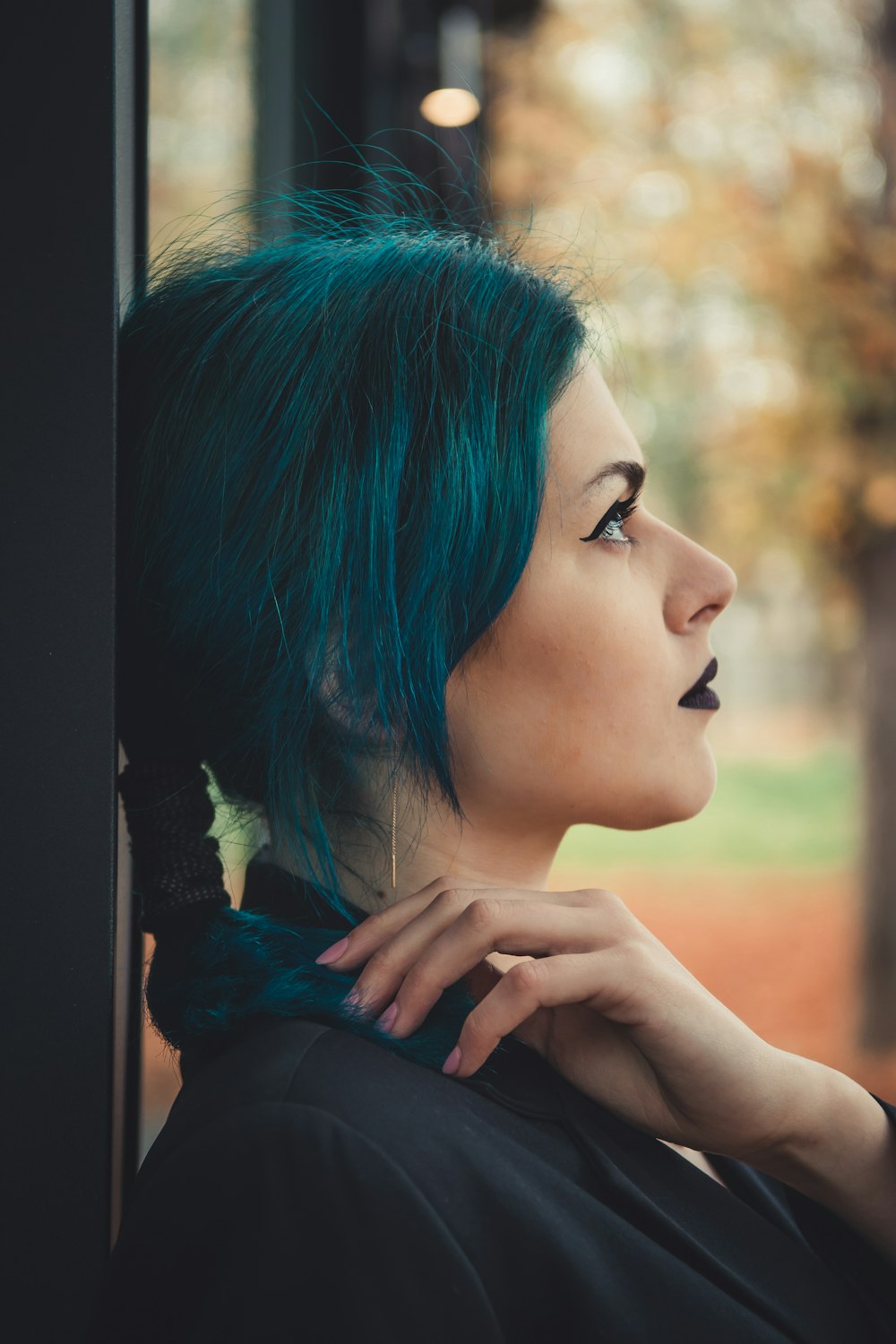 woman wearing black shirt