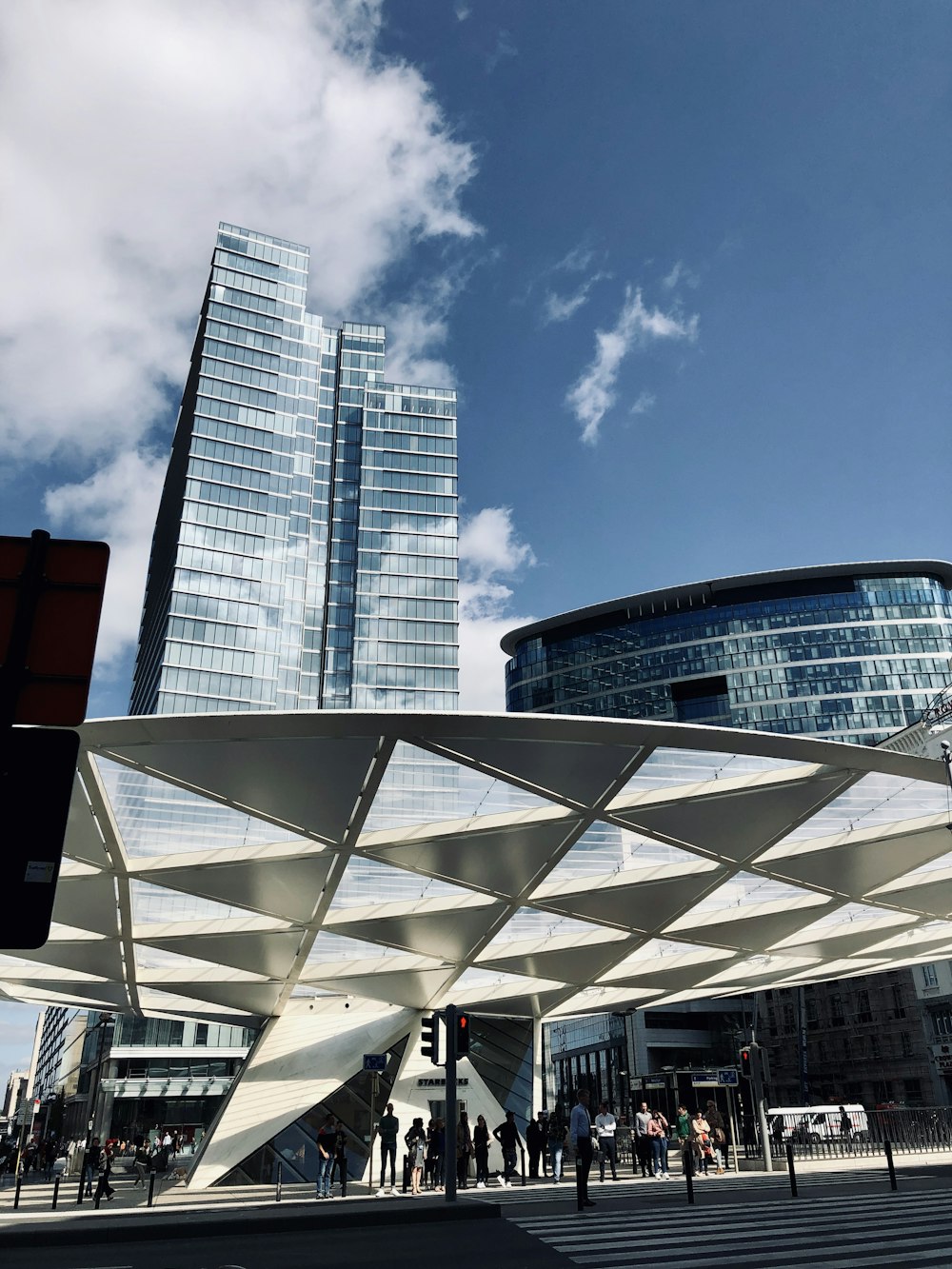 Estructura gris y blanca bajo cielo azul