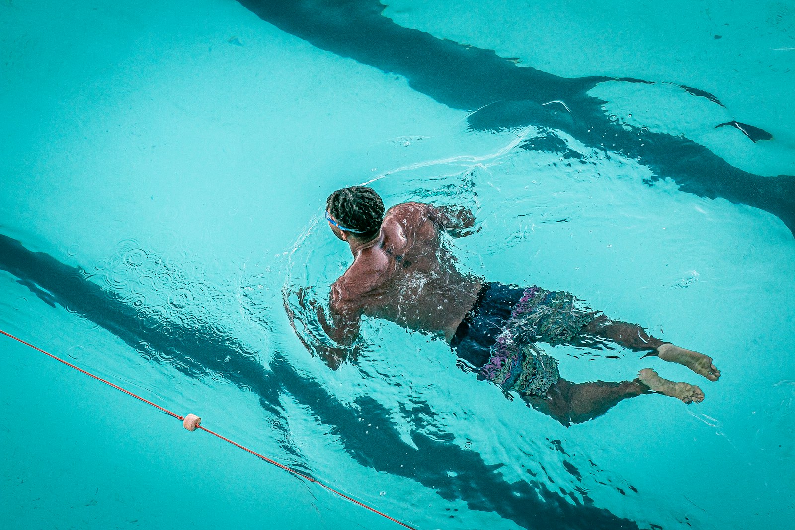 Canon EOS 70D + Canon EF 85mm F1.8 USM sample photo. Man swimming in pool photography