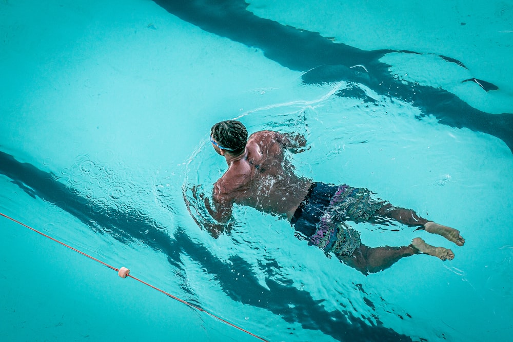 hombre nadando en la piscina