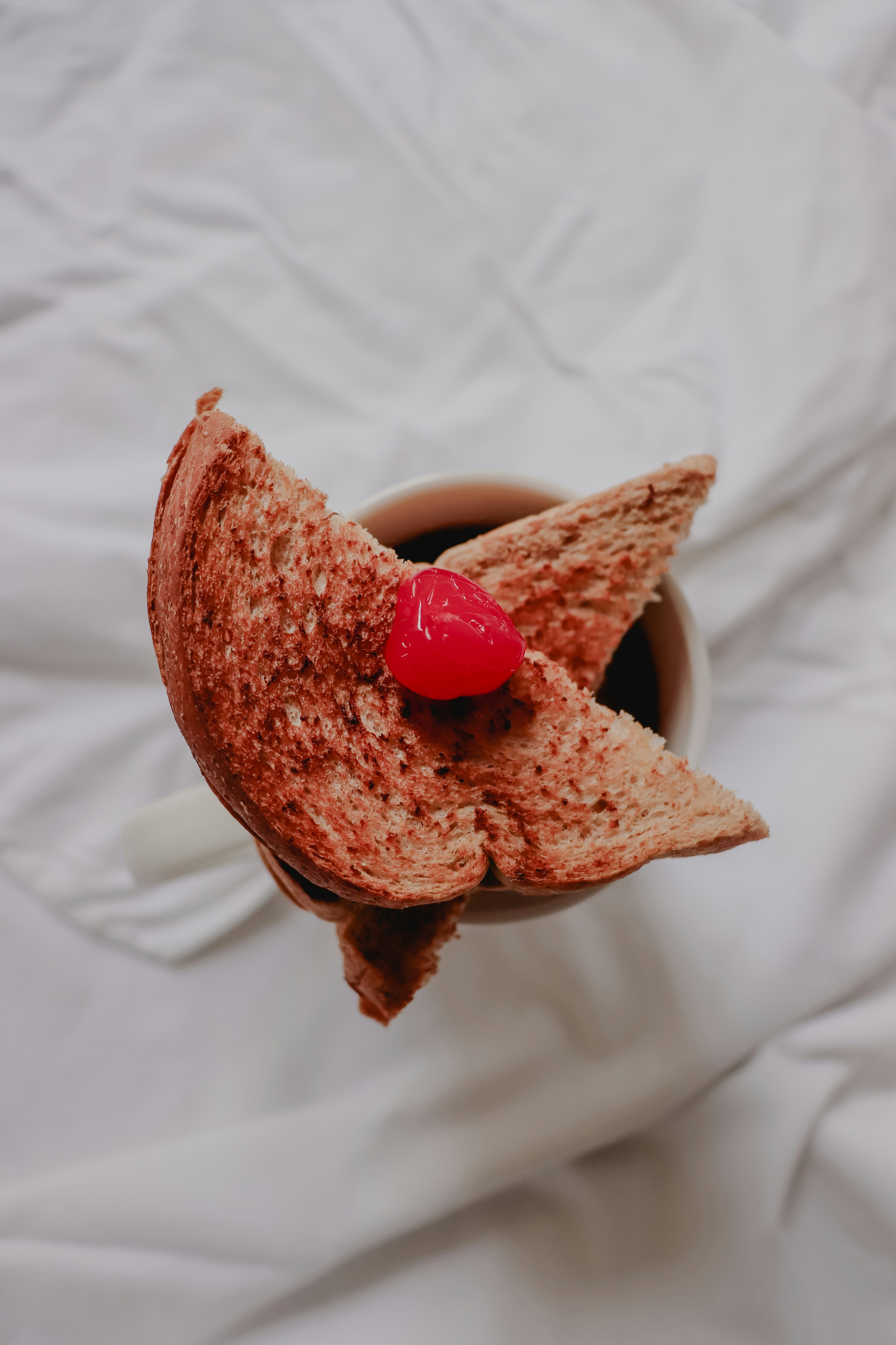 sándwich encima de la taza