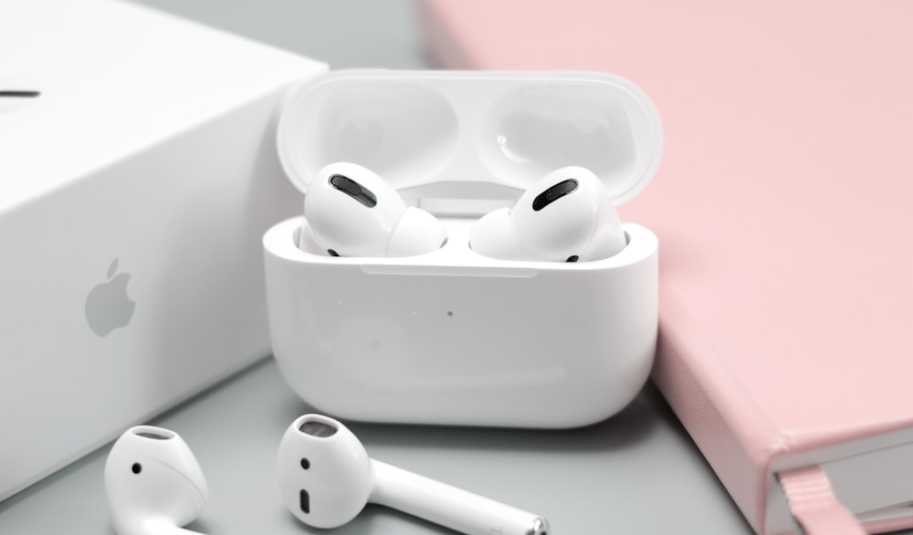 foto de enfoque superficial de los AirPods de Apple