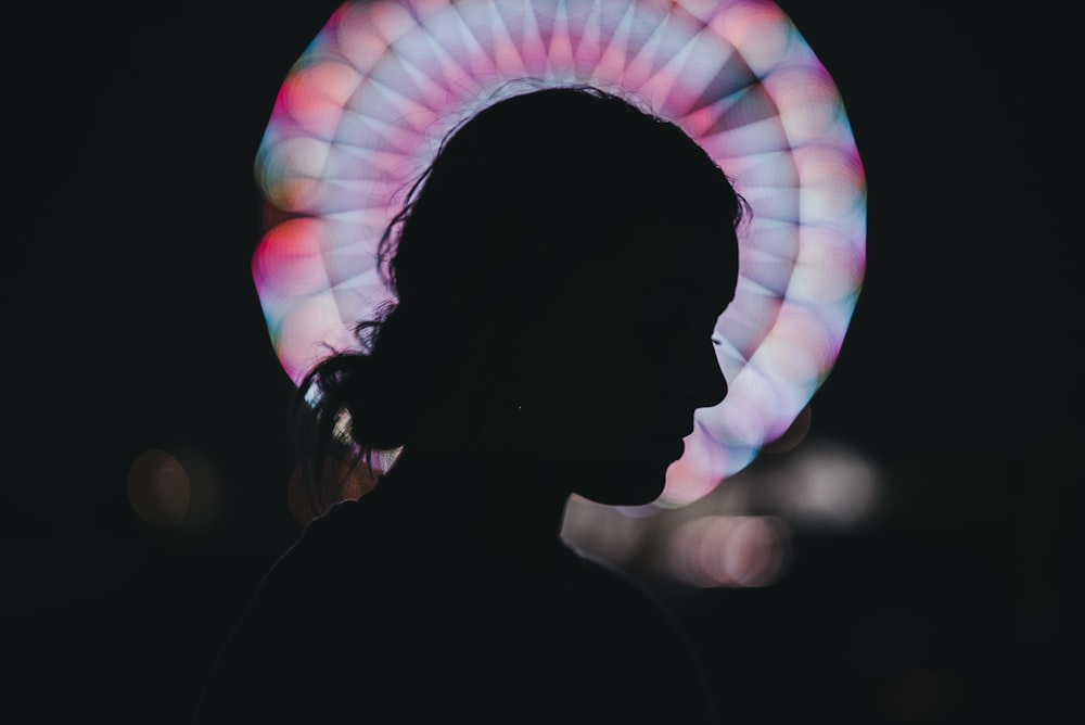 silhouette d’une femme près d’une grande roue
