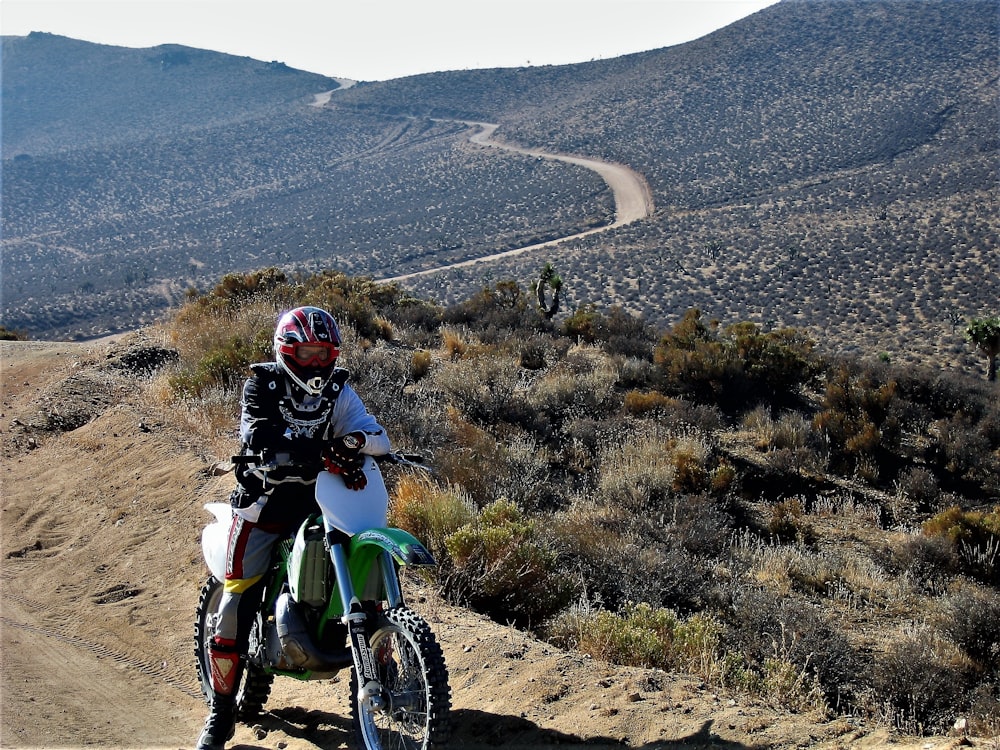 Mann mit Helm fährt Dirtbike