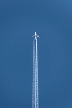plane doing contrail show