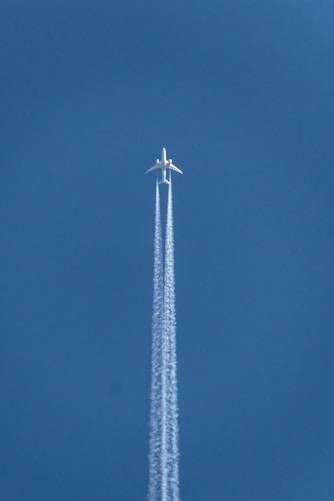 plane doing contrail show